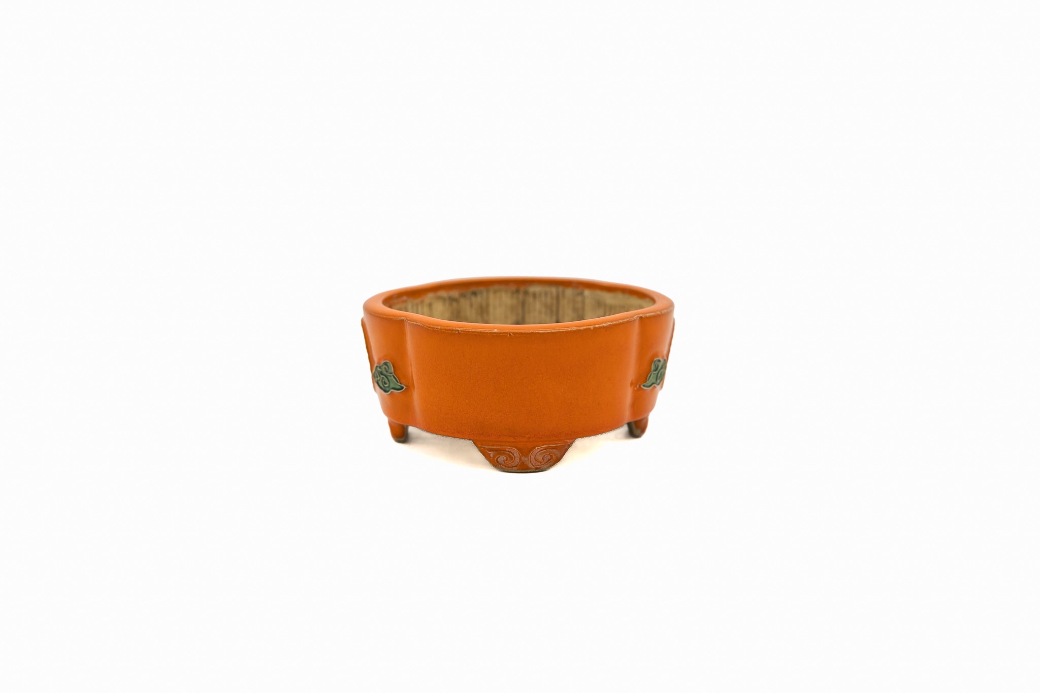 Piccolo vaso rotondo per bonsai – Smalto color arancio moka, medaglione intagliato a mano Piccolo vaso rotondo per bonsai – Smalto color arancio moka, medaglione intagliato a mano